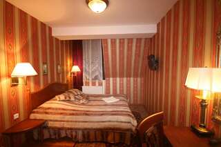 Отель Dwór Ostoia Rymanów Двухместный номер с 1 кроватью или 2 отдельными кроватями-7