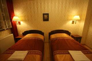 Отель Dwór Ostoia Rymanów Двухместный номер с 1 кроватью или 2 отдельными кроватями-10
