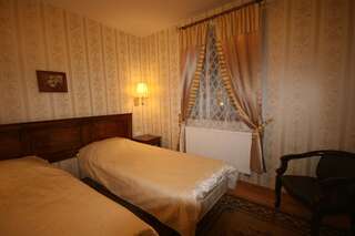 Отель Dwór Ostoia Rymanów Двухместный номер с 1 кроватью или 2 отдельными кроватями-11