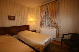 Отель Dwór Ostoia Rymanów Двухместный номер с 1 кроватью или 2 отдельными кроватями-23