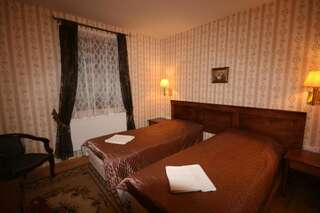 Отель Dwór Ostoia Rymanów Двухместный номер с 1 кроватью или 2 отдельными кроватями-29