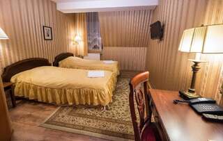 Отель Dwór Ostoia Rymanów Двухместный номер с 1 кроватью или 2 отдельными кроватями-38
