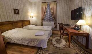 Отель Dwór Ostoia Rymanów Двухместный номер с 1 кроватью или 2 отдельными кроватями-43