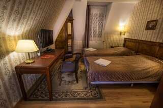 Отель Dwór Ostoia Rymanów Двухместный номер с 1 кроватью или 2 отдельными кроватями-47